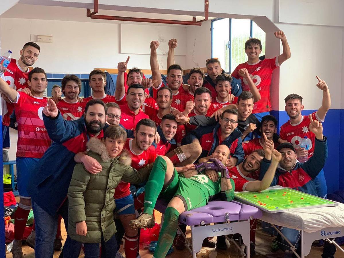 Alegría en el vestuario tras el triunfo en Zafra 