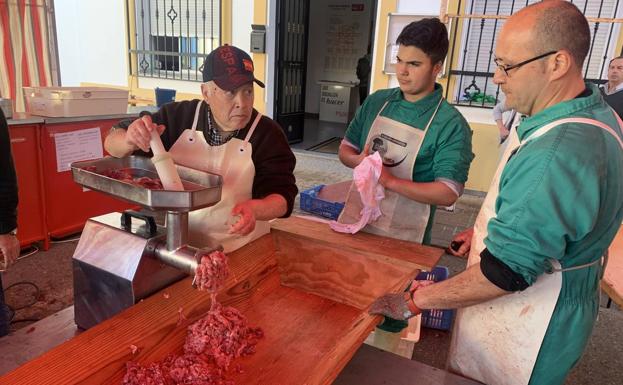 Preparación de las carnes para los salchichones, chorizos y pruebas 