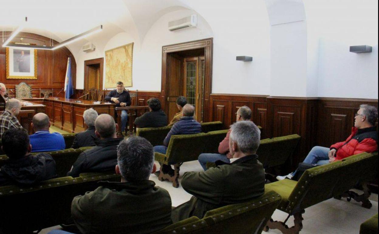 El ayuntamiento se reúne con los constructores para analizar la aplicación de la ley de ordenación territorial y urbanística