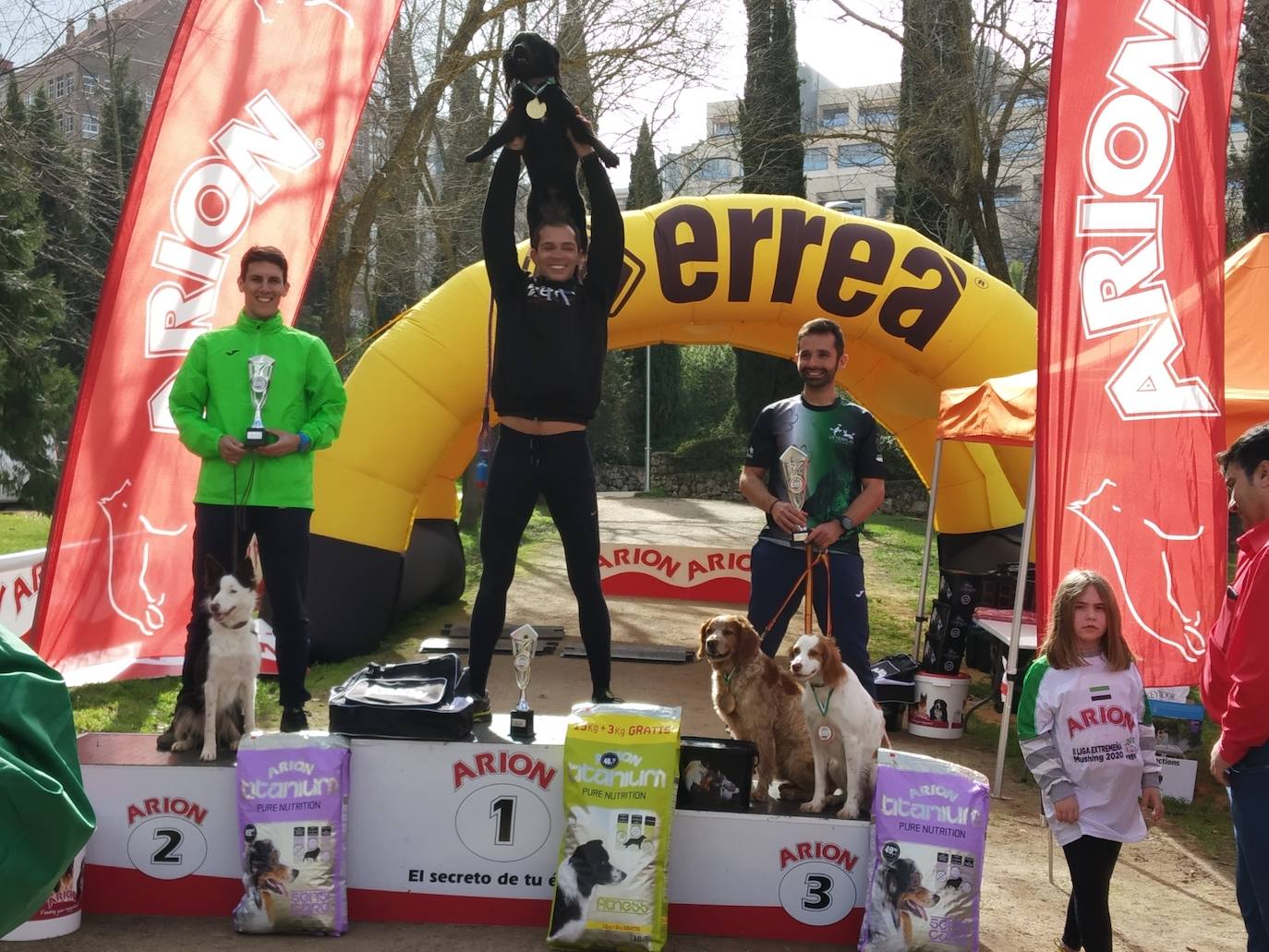 Jesús Vergara recoge orgulloso el segundo premio conseguido junto a Lucky