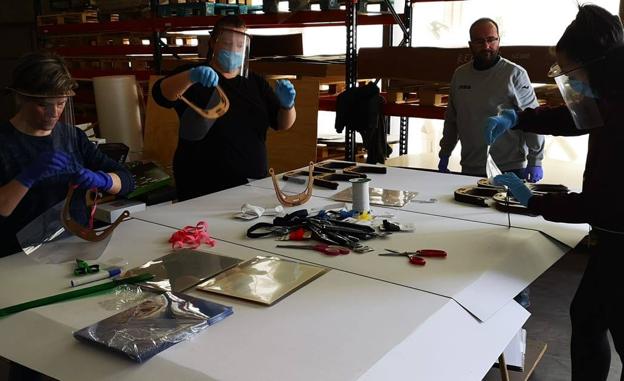 Voluntarios durante la fabricción 