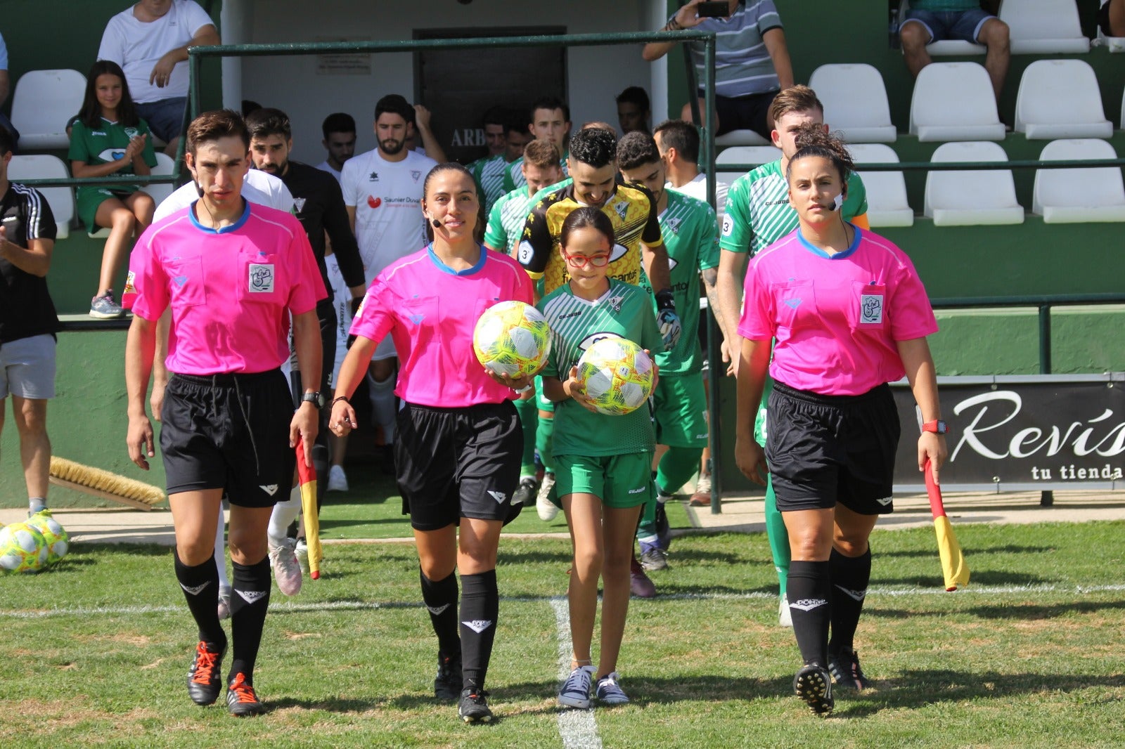 Flor como asistente en un partido de tercera división esta temporada junto con los hermanos López Osorio. 
