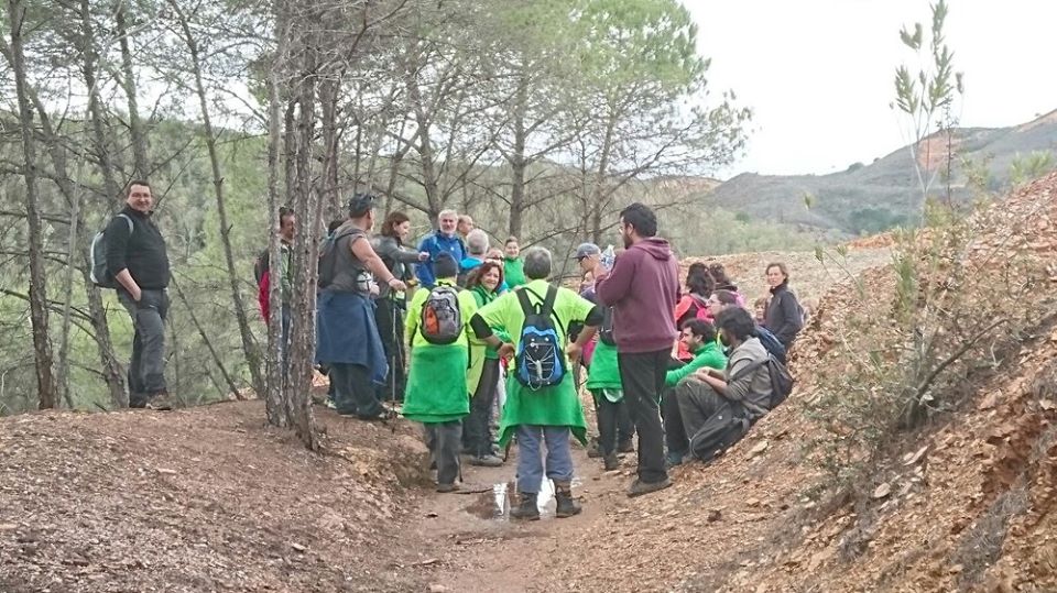 Una parada para tomar fuerzas y seguir el camino. Asií está el senderismo santeño ahora mismo
