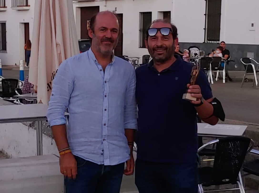 Anotnio Marín, hace una vez más, entrega de título de campeón de primera división a Jose Llerena.