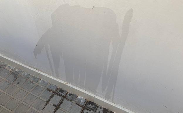 También rociaron el aceite sobre las paredes 