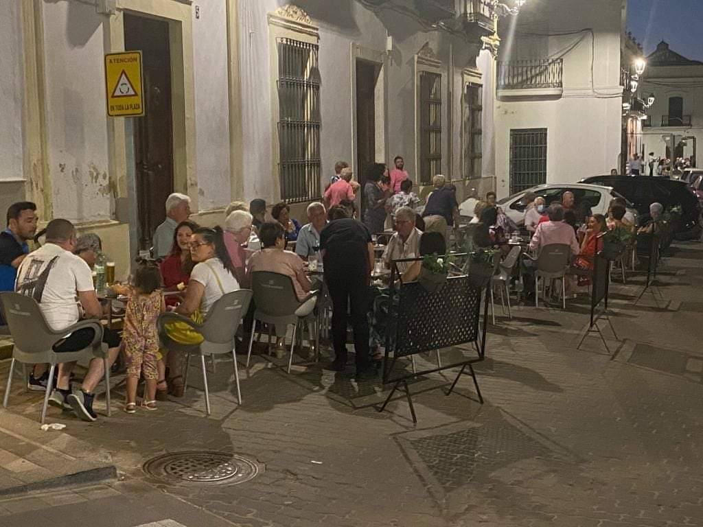 En terrazas no más de 10 personas por mesa y guardando entre las mismas la distancia 