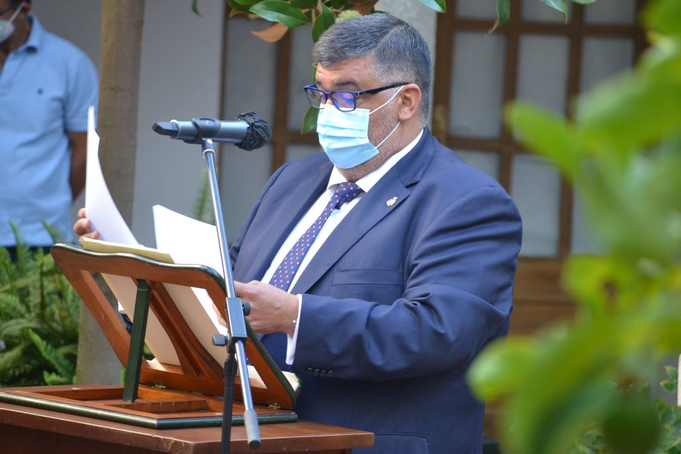 El alcalde durante una boda civil .