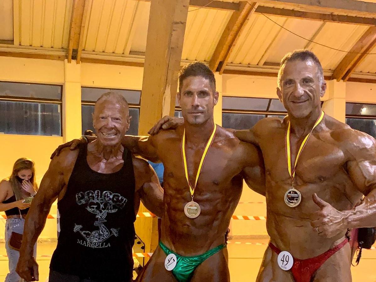 Tres generaciones de campeones con el mítico culturista Rafael Vera 