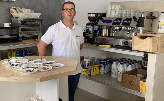 Herme satisfecho con el resultado final de la reforma su negocio 