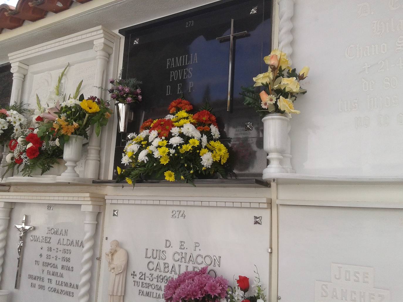 Un nicho en el cementerio preparado para la festividad de Los Santos 