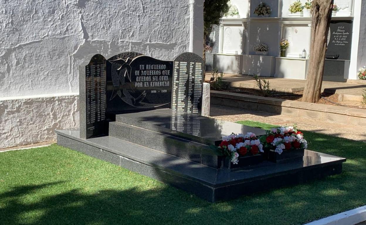 Panteón a la entrada del cementerio 