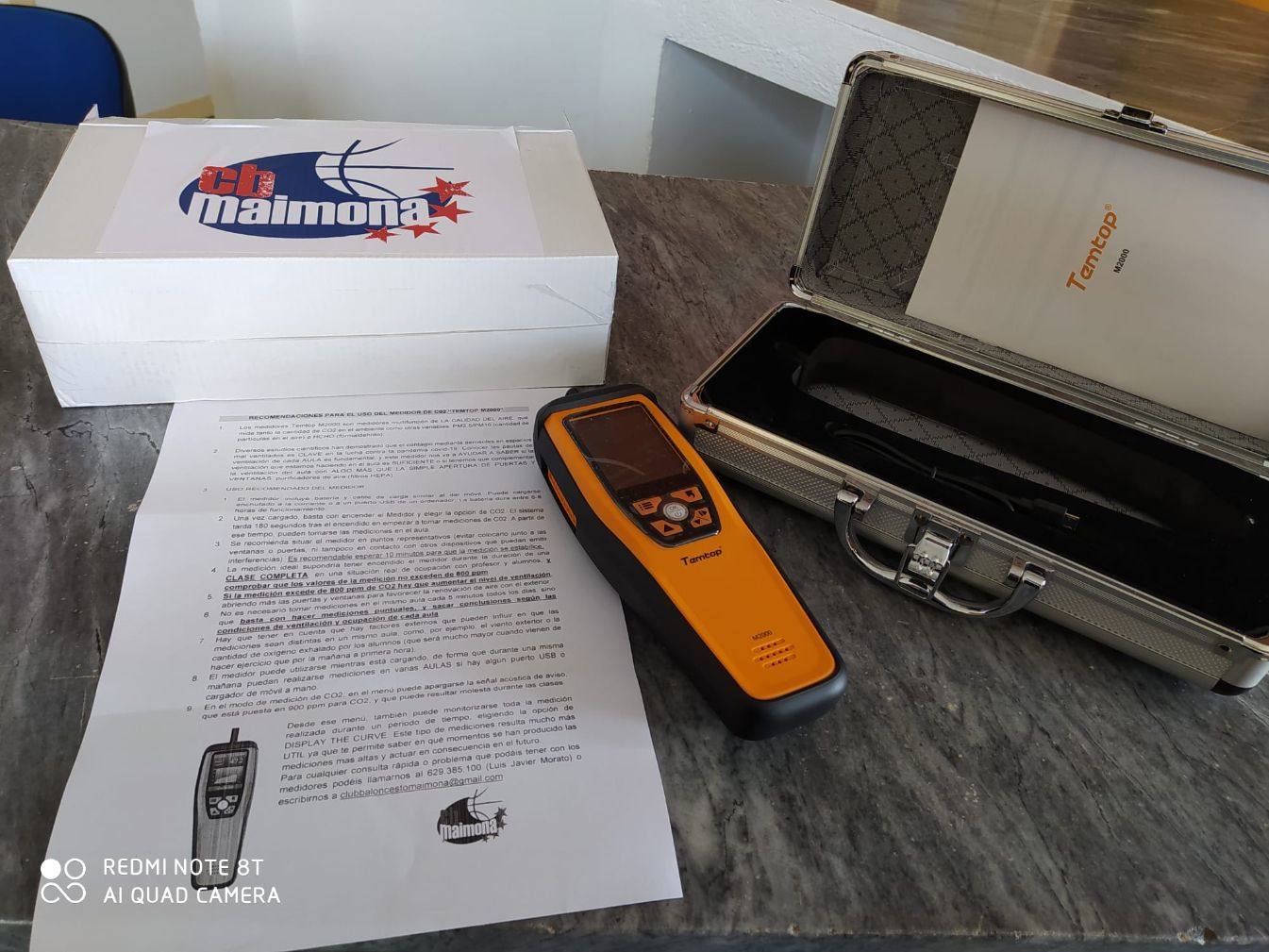 El sencillo aparato parecido a un mando a distancia de un televisor y las instrucciones . 