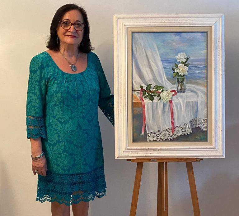 Estrella Apolo junto a otra de sus obras 