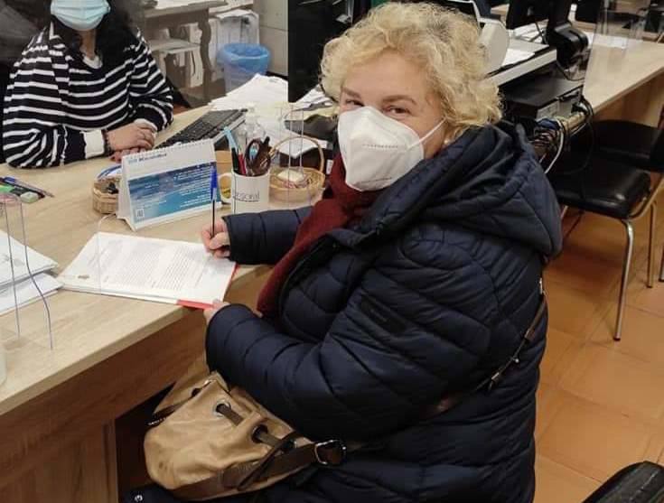 Una vecina entregando la denuncia en la Oficina de Información al Consumidor 