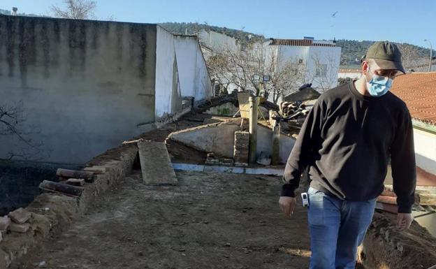 El tejado se levanta sobre una techo 