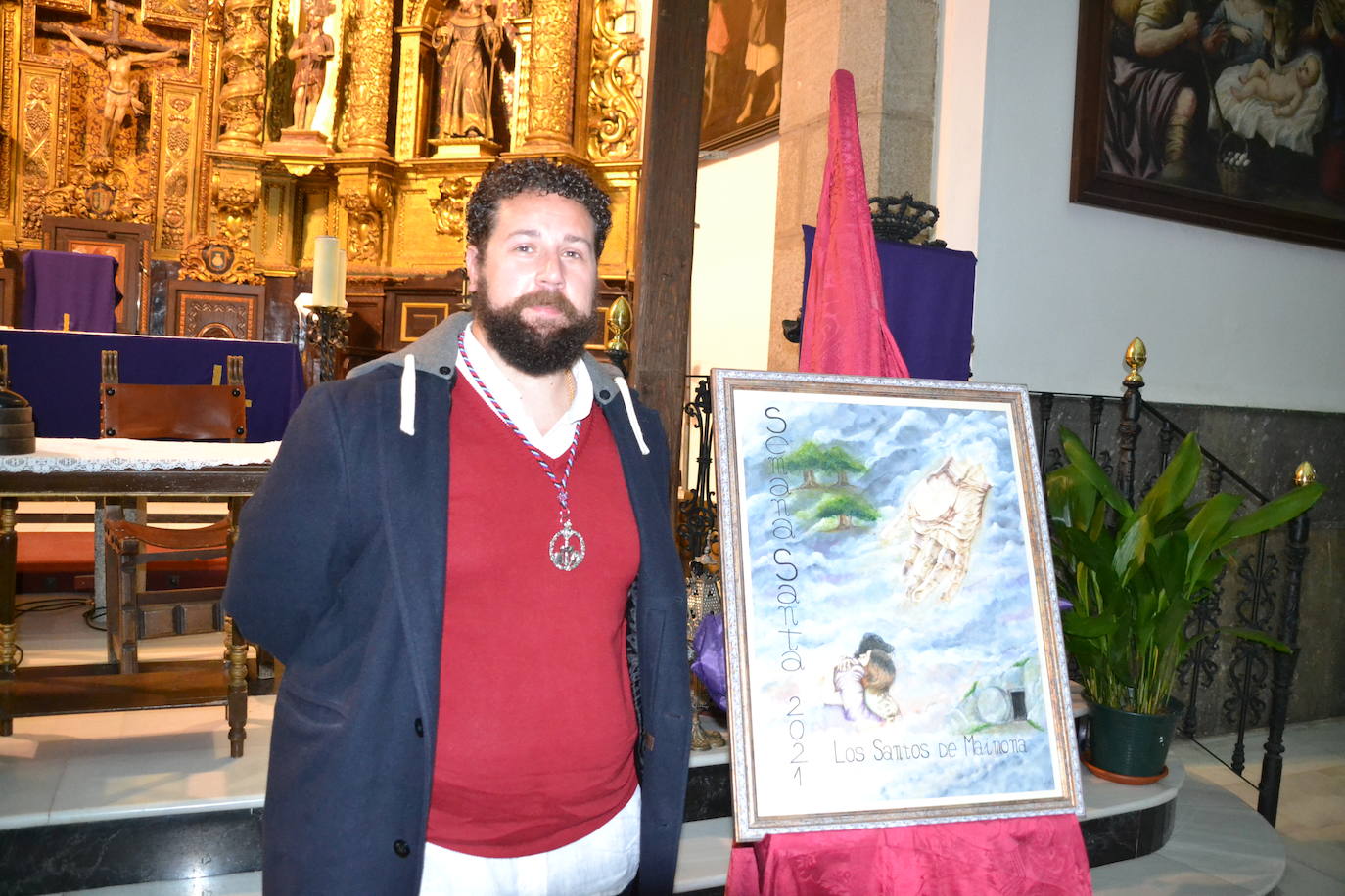 Javi Fuentes junto al cartel 