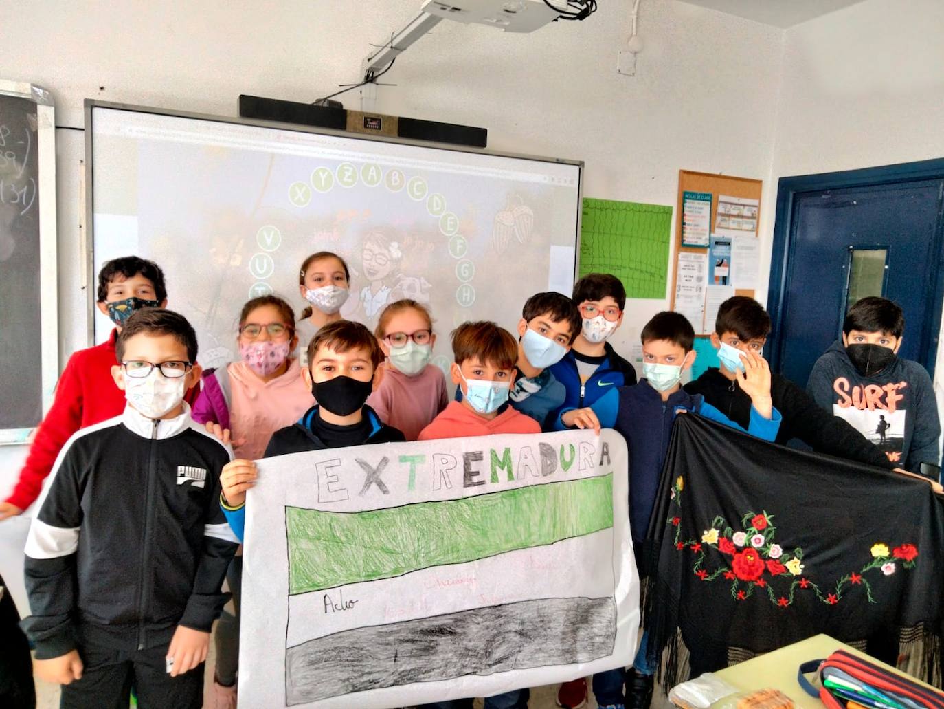 Enseñando simbolos:la bandera y el mantón 