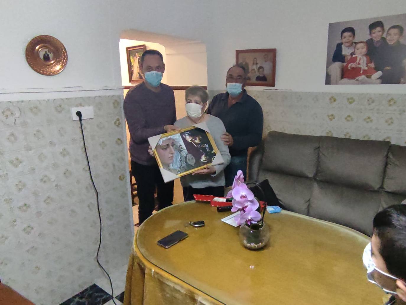 Ana recibiendo el cuadro de manos del Hermano Mayor y el Capataz 