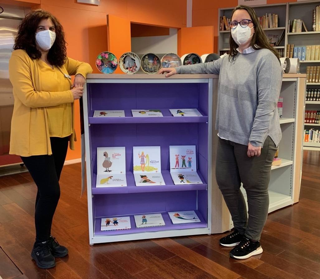 La directora de la Biblioteca y la Concejala en la presentación 