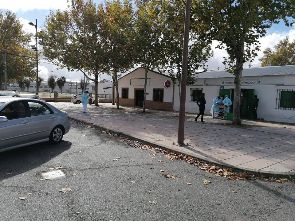 Sanitario a la puerta del Punto Covid en el ferial de Zafra 