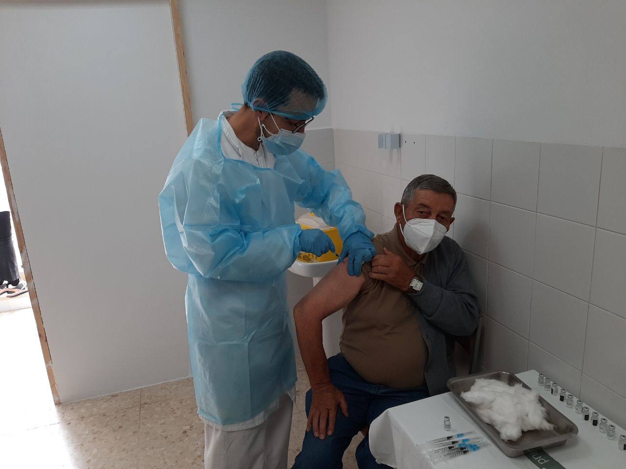 Un enfermero pone la vacuna a un vecino 