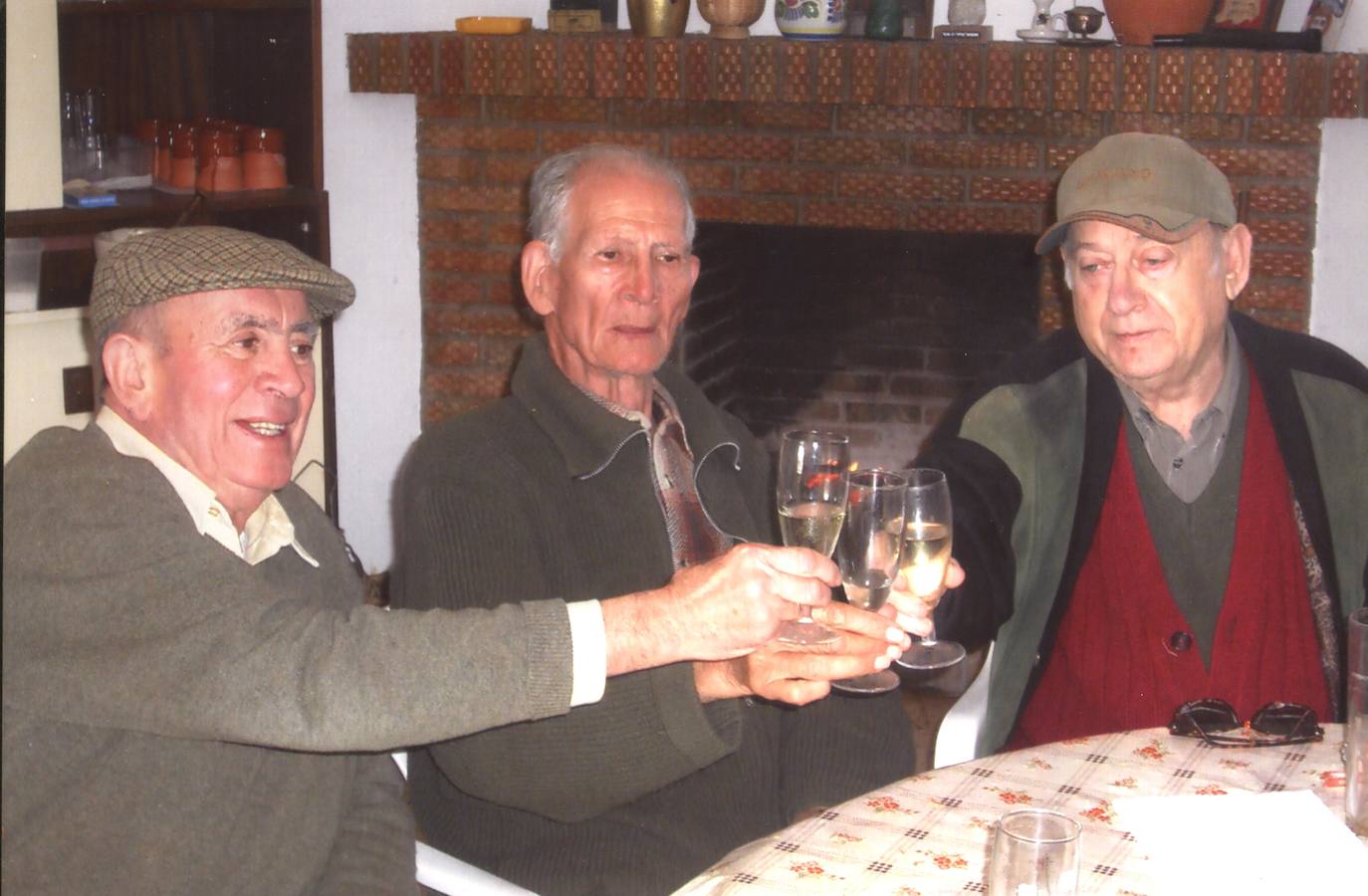 En el medio Leandro, tras una jornada de Caza con su sobrino Carlos- izquierda -y Antonio Martínez -derecha 