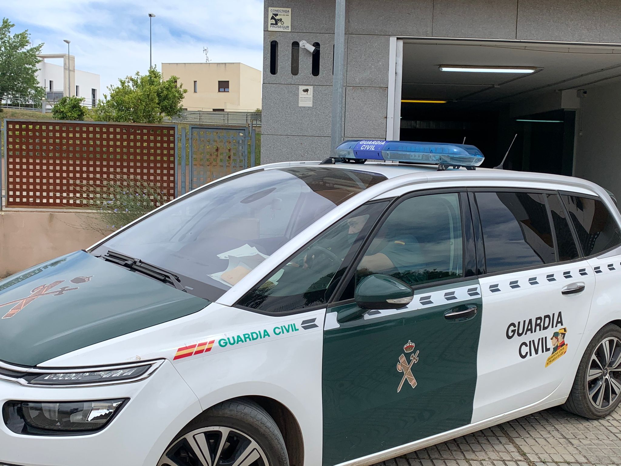 Salida del coche de la Guardía Civil hacia la prision de Badajoz 