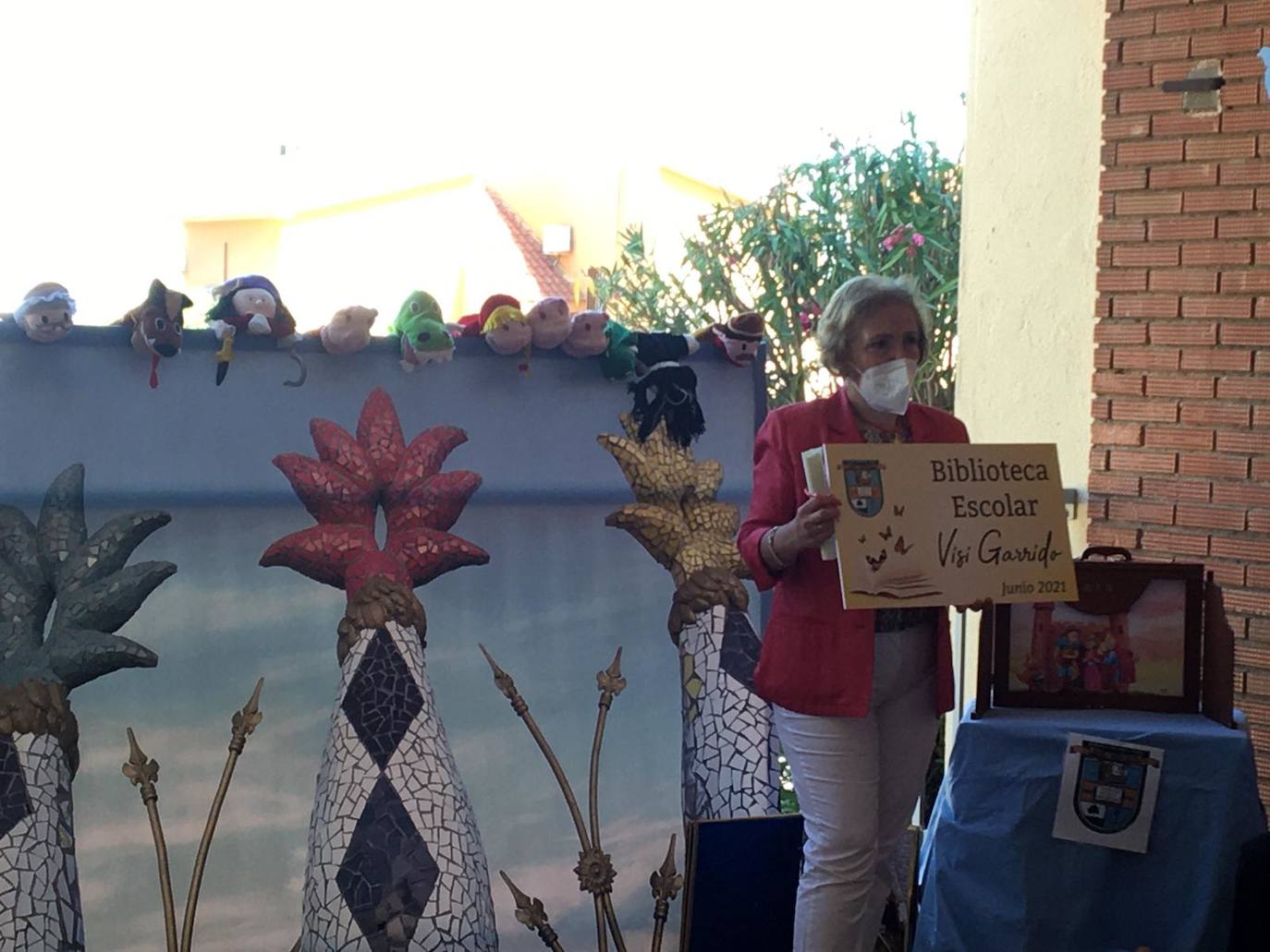 Visi con su placa de reconocimiento 