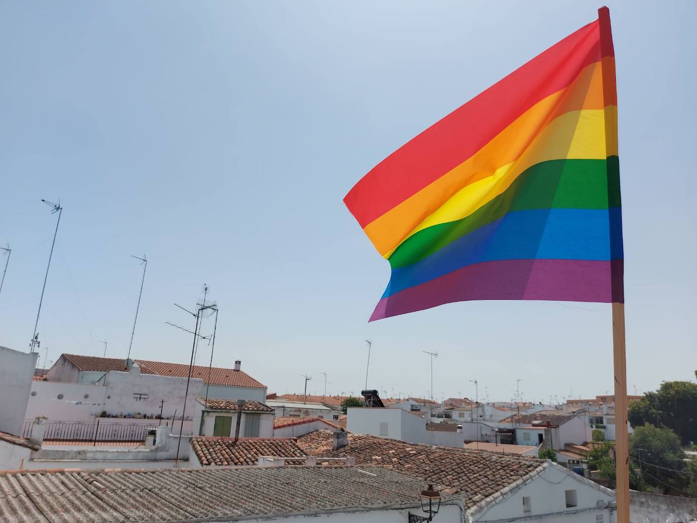 Bandera arcoiis ondeando en un barrio de Los Santos 