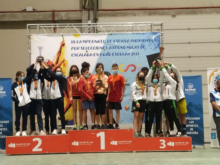 El equipo cadete extremeño con el tercer puesto del podium y la santeña Paula a la cabeza