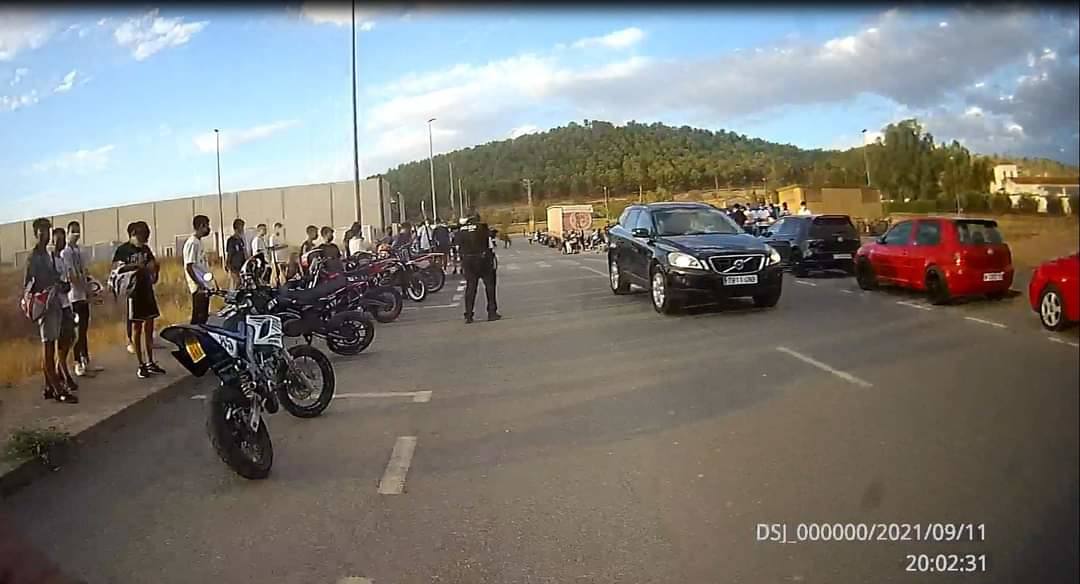 Los jovenes y sus motos tras la intervención policial 