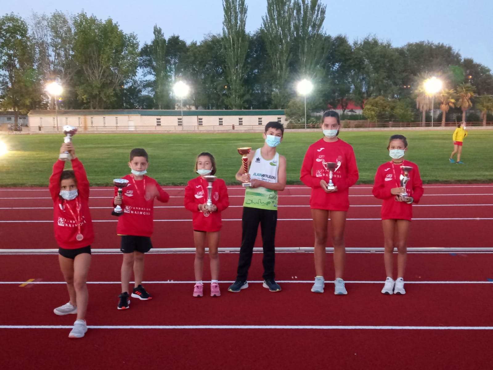 L@s campeones posan con sus trofeos, en una tarde muy entretenida y emocionante