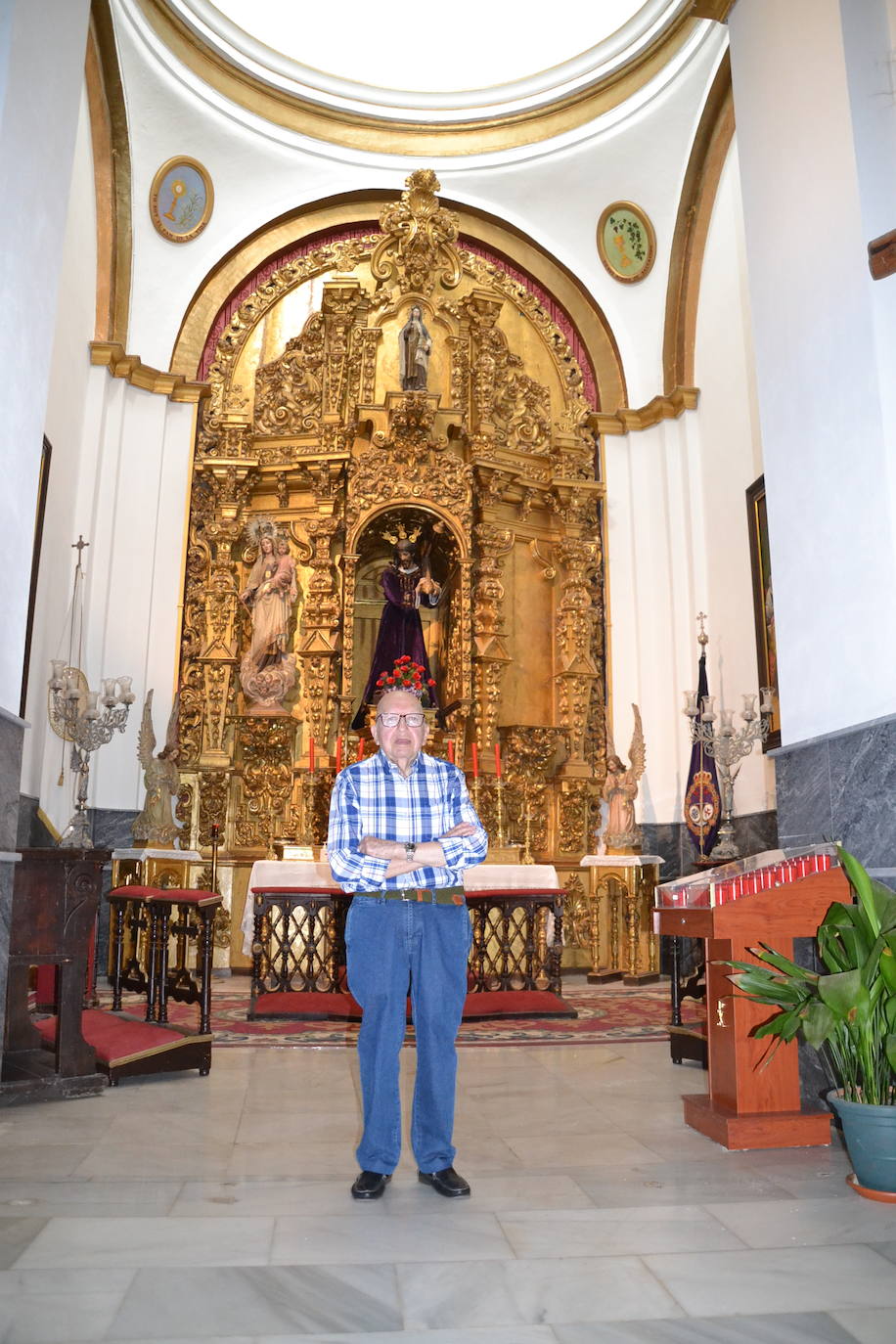 Los rosetores ovalados de las nervaduras de la cúpula del Sagrario los pintó Manuel Muñoz 