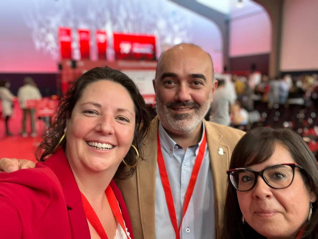 Juan Barrientos con dos militantes del PSOE en Los Santos 