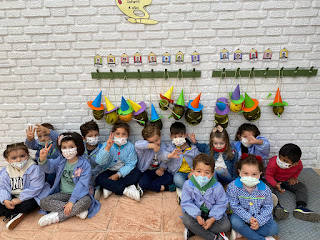 Los más peques junto a sus disfraces. 