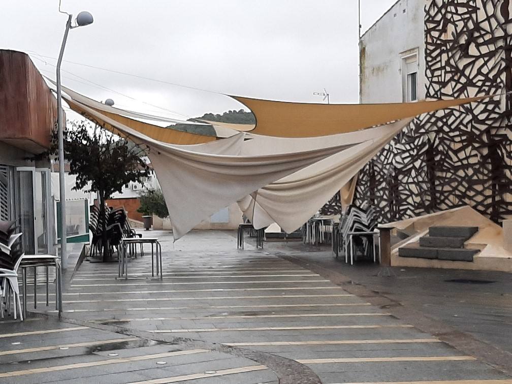 Los Toldos del Bar Obi llenos de agua 