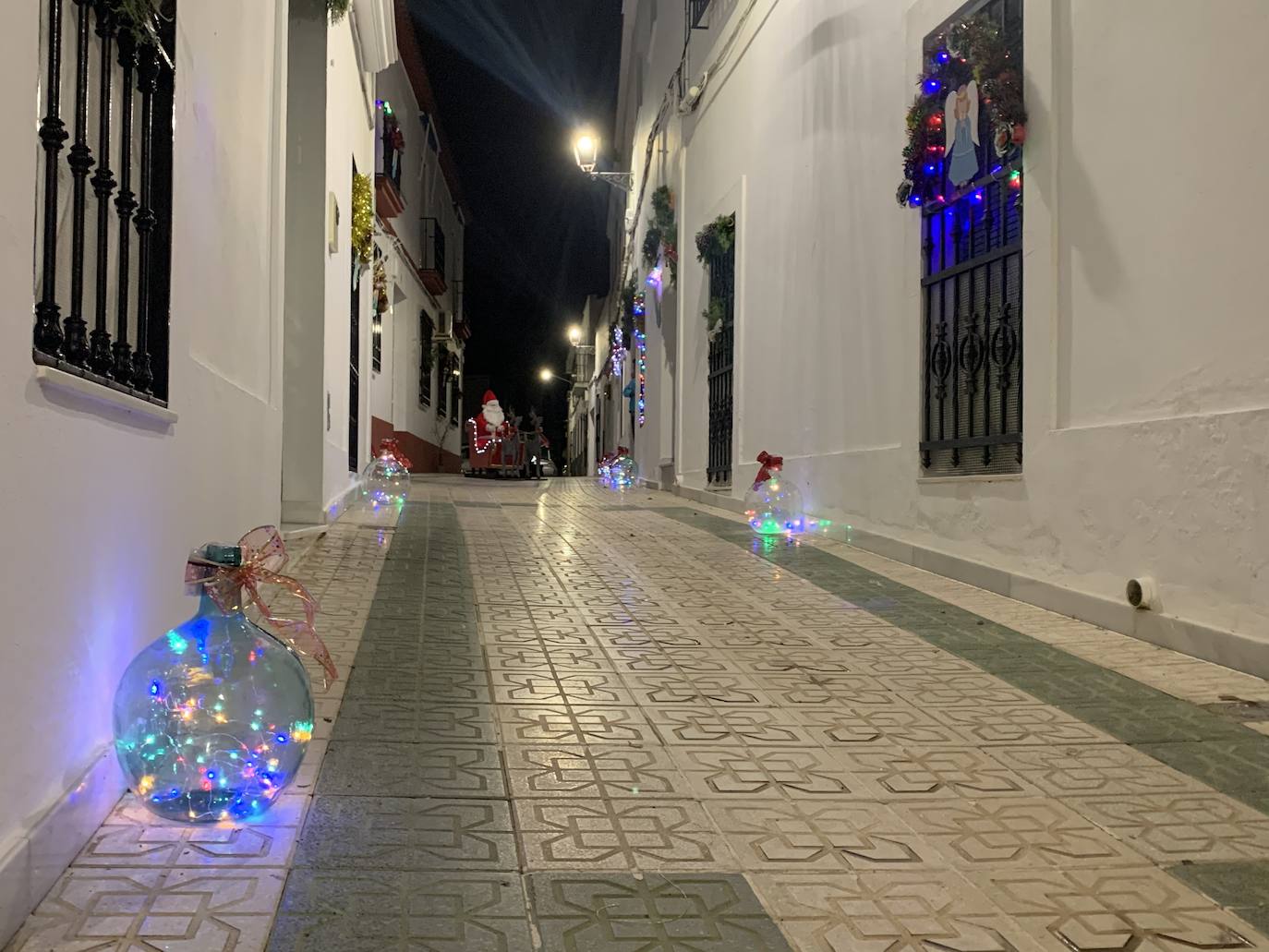 Calle de Los Santos decorada por Navidad 