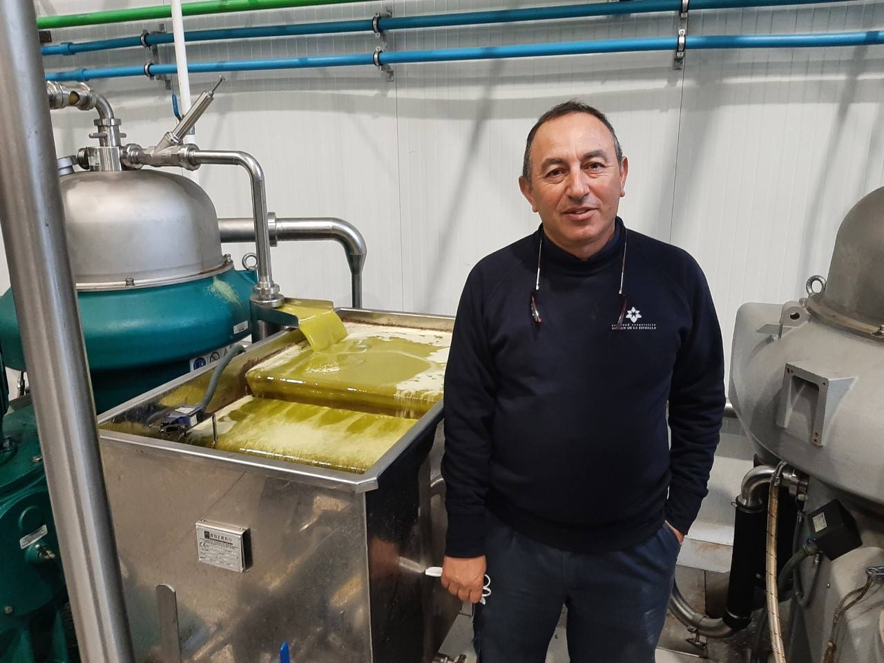 José Antonio Lavado, maesttro de almazara, junto a su querido 