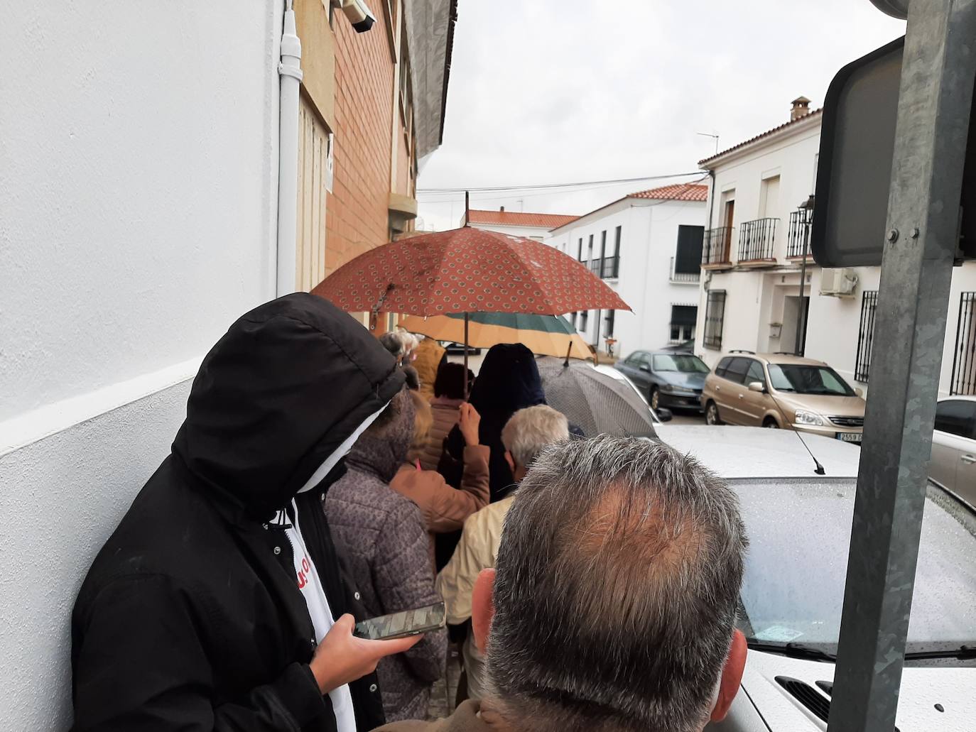 Una cola muy habitual en el exterior del centro de salud, en este caso bajo la lluvia
