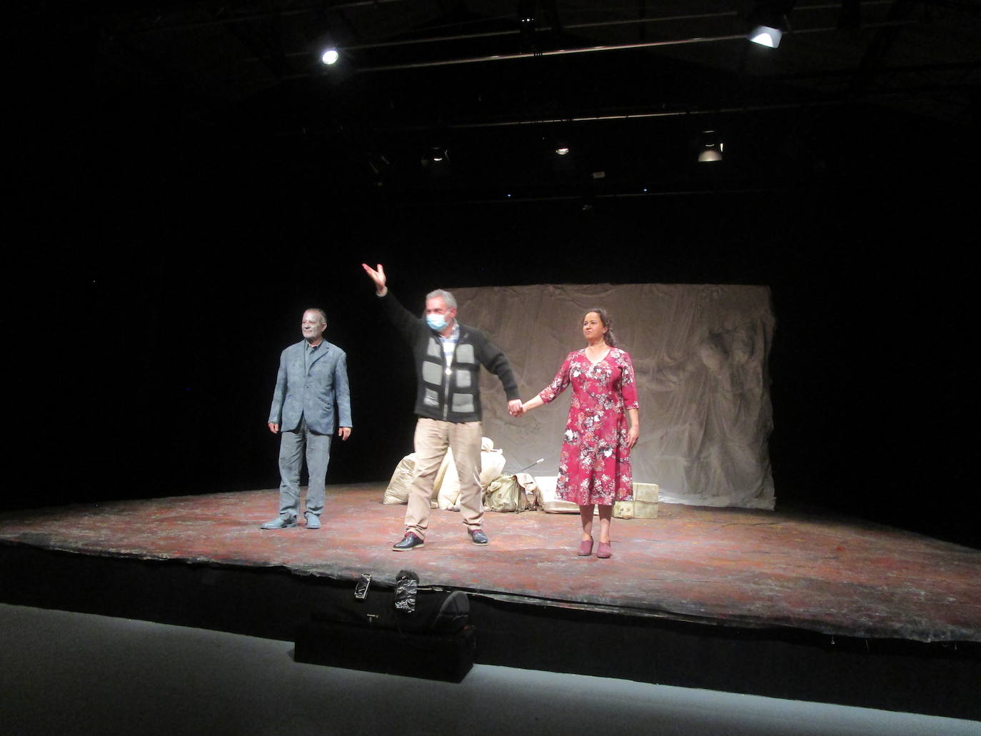 Cándido Gómez, Agustín Iglesias y Magda García Arenal al final del estreno 