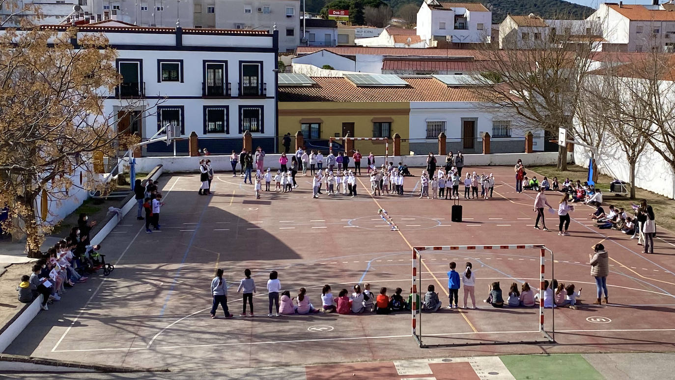 Alumnos del colegio durante la de lebración del «Día de la Paz y la No Violencia» 