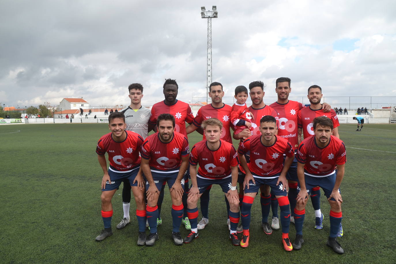 Once inicial del partido en el Cipriano Tinocpo 