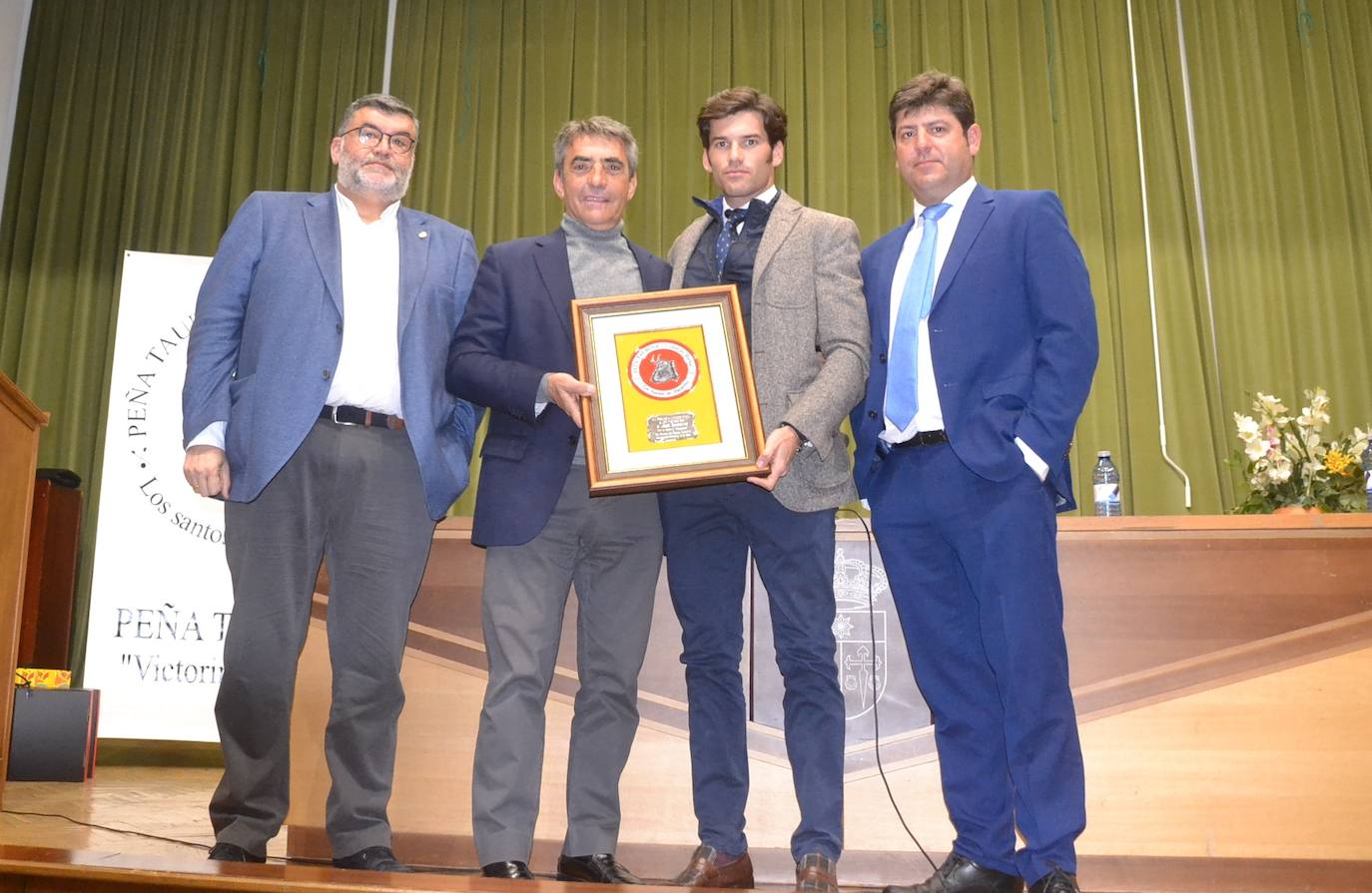 El alcalde, Victorino Martín, José Garrido y el presidente de la Peña 