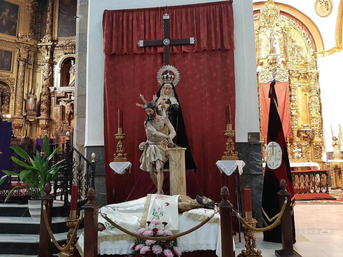 Las imagenes de la Cofradía del Amarrado en su altar de culto 