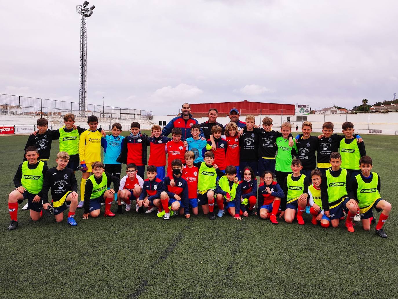 FOTO DE FAMILIA EN EL DERBI ALEVÍN DISPUTADO HACE SOLO UNOS DÍAS