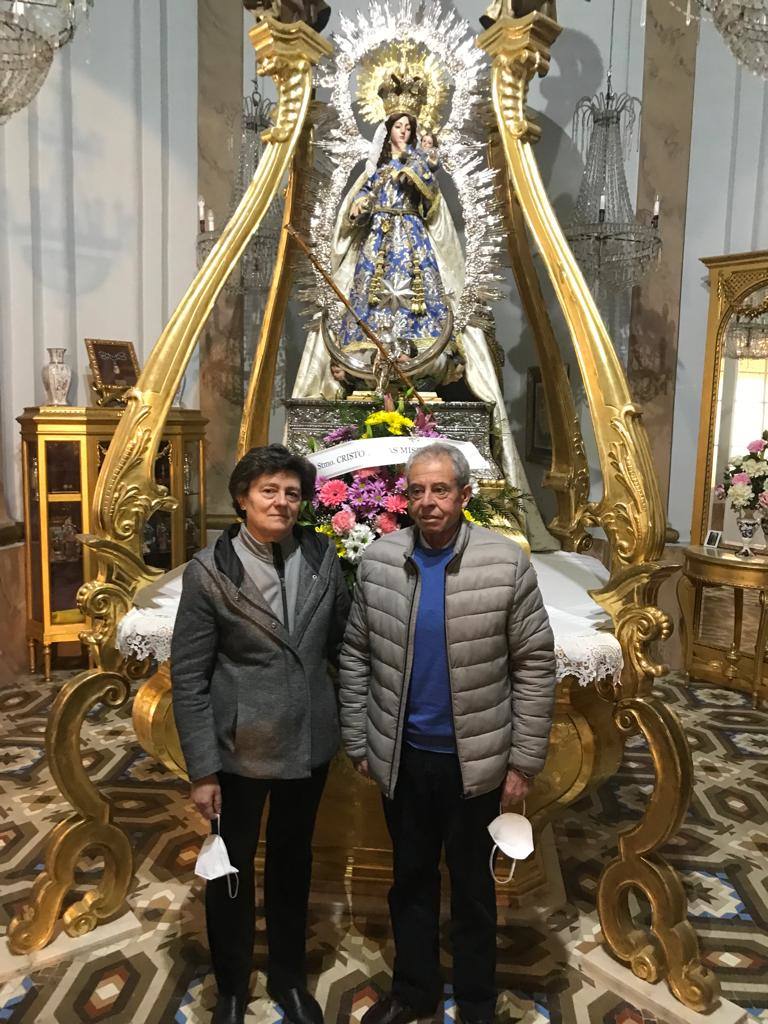 Rafaela y Manuel a los piés de la Virgen de la Estrella 
