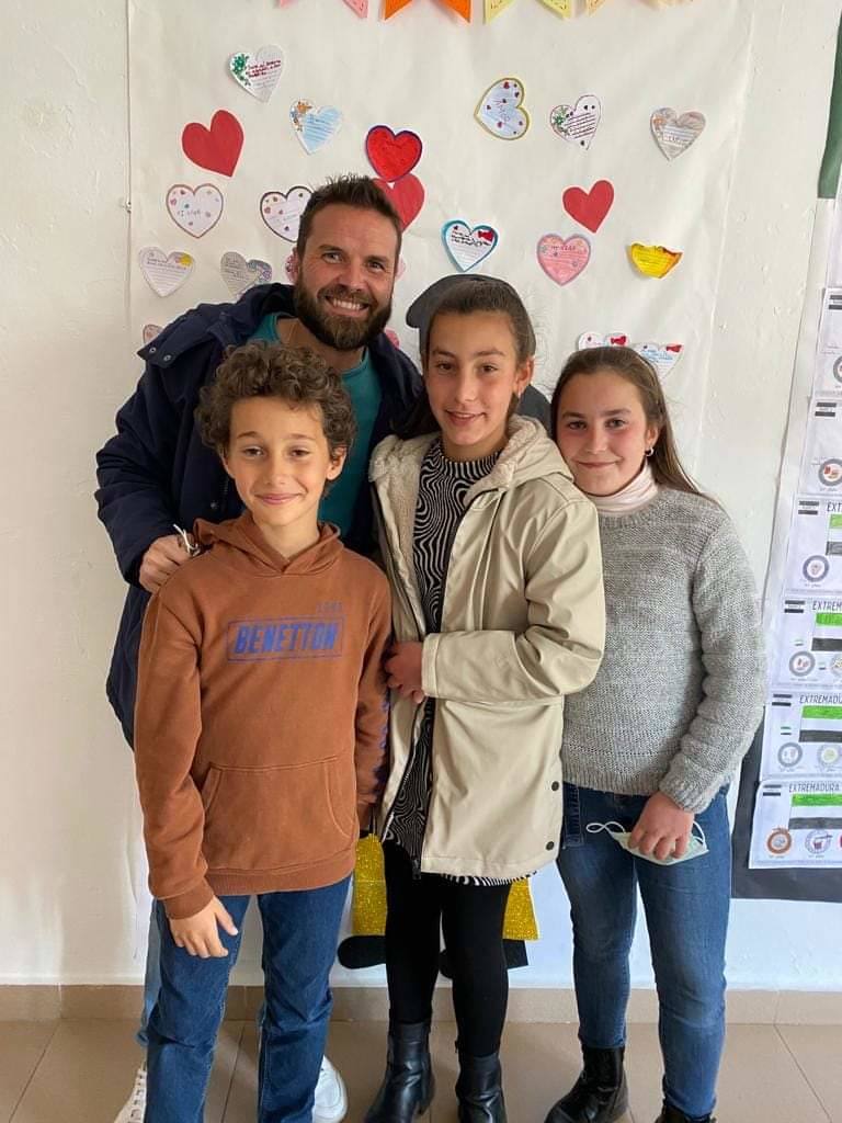Los tres alumnos con el profesor de apoyo 