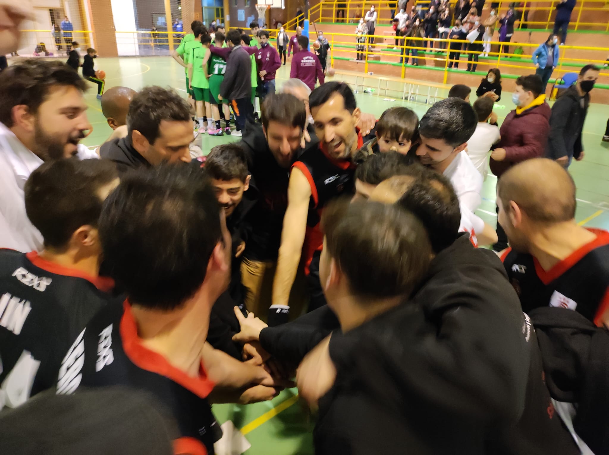 Mucha alegría tras el partido. Siguen en la pelea los viejos roqueros