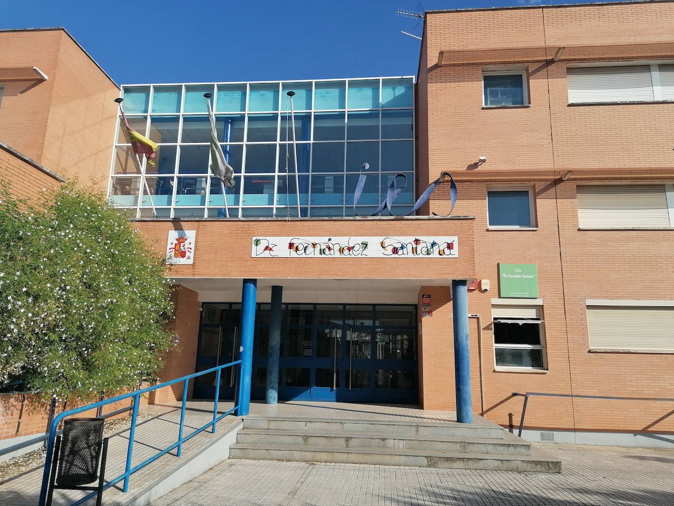 Entrada al Instituto de Los Sansos 
