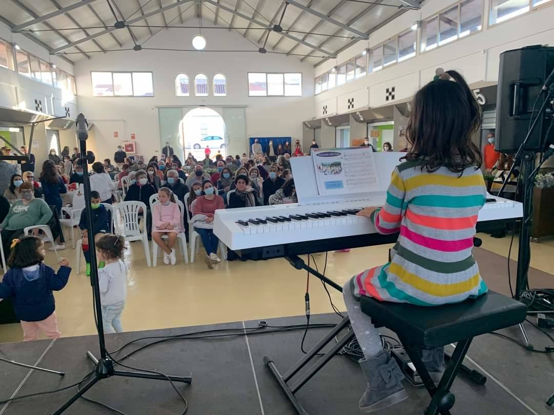 Una alumna de piano ante el público asistente 